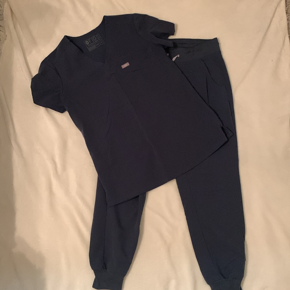 Figs Scrub top and Figs Zamora Scrub Pants